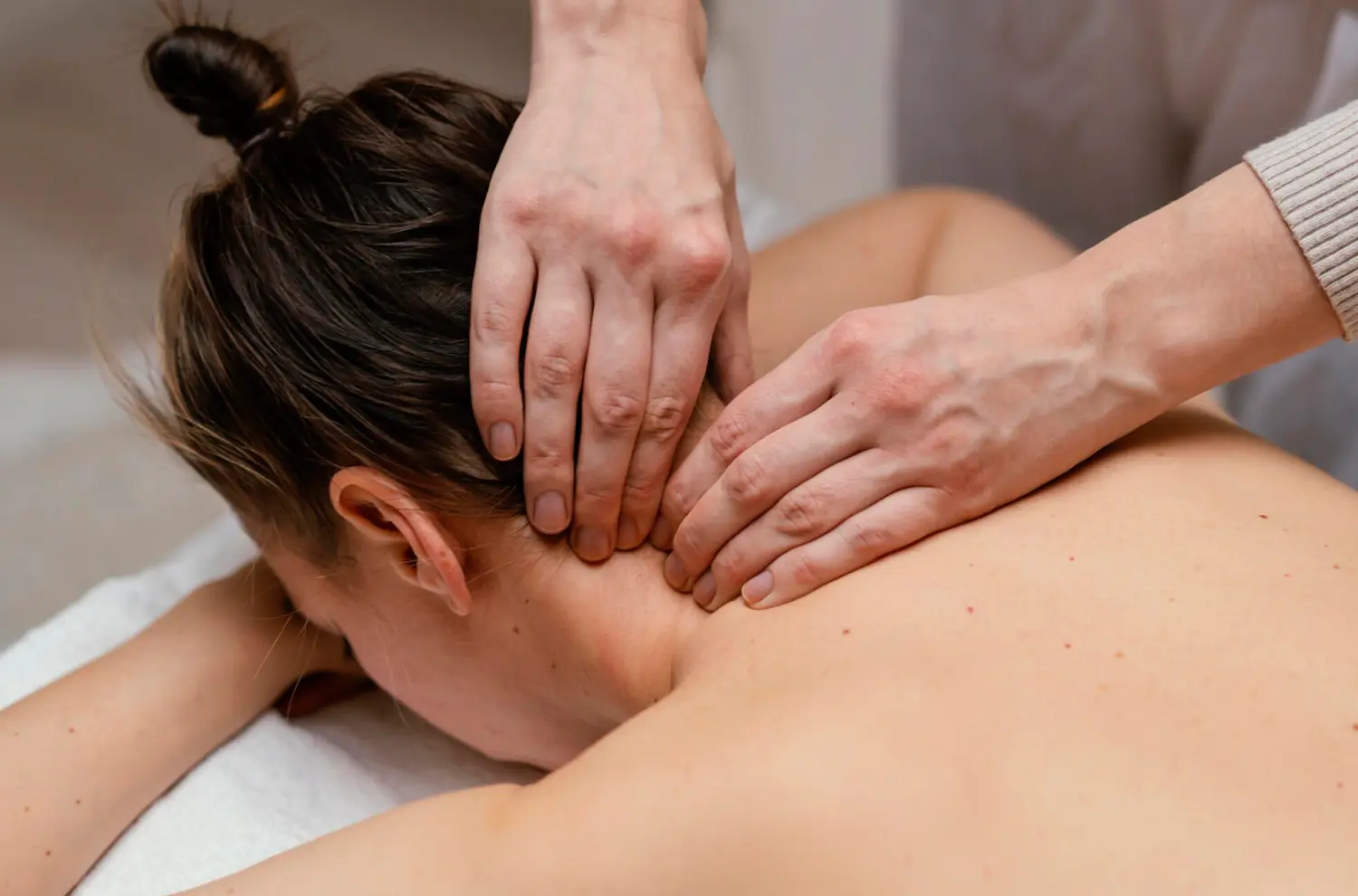 Neck pain and whiplash assessment in Calgary at Orthosports